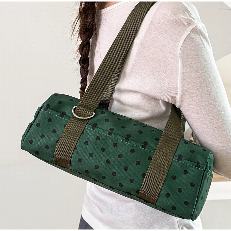 Gepunktete Schultertasche in langem Zylinderformat, Damen-Handtasche mit Tragegriff, zylindrische, leichte, schicke Tragetasche für den Arbeitsweg – Detail 18