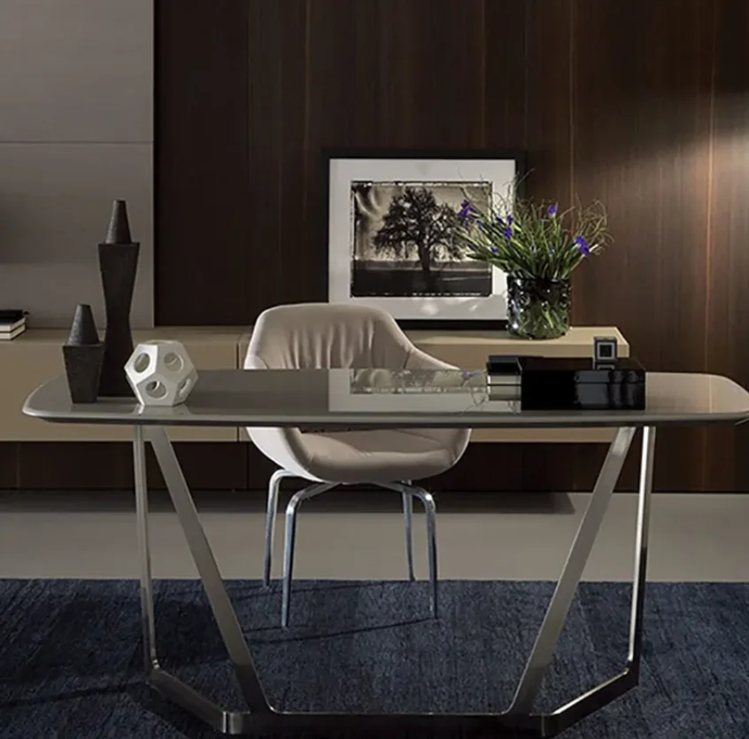 

Простой и современный офисный стол из нержавеющей стали