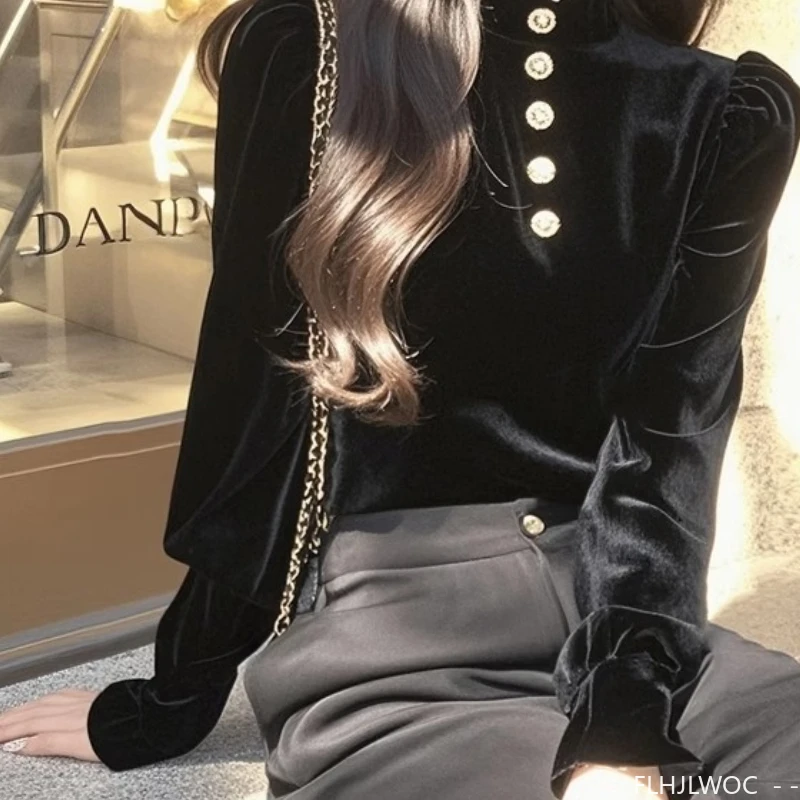 Elegante Oberteile aus schwarzem Samt, Blusen, Neujahr, Damen, Herbst und Winter, Basics, langärmelig, französisches Design, Bling-Knopf-Rollkragenpullover