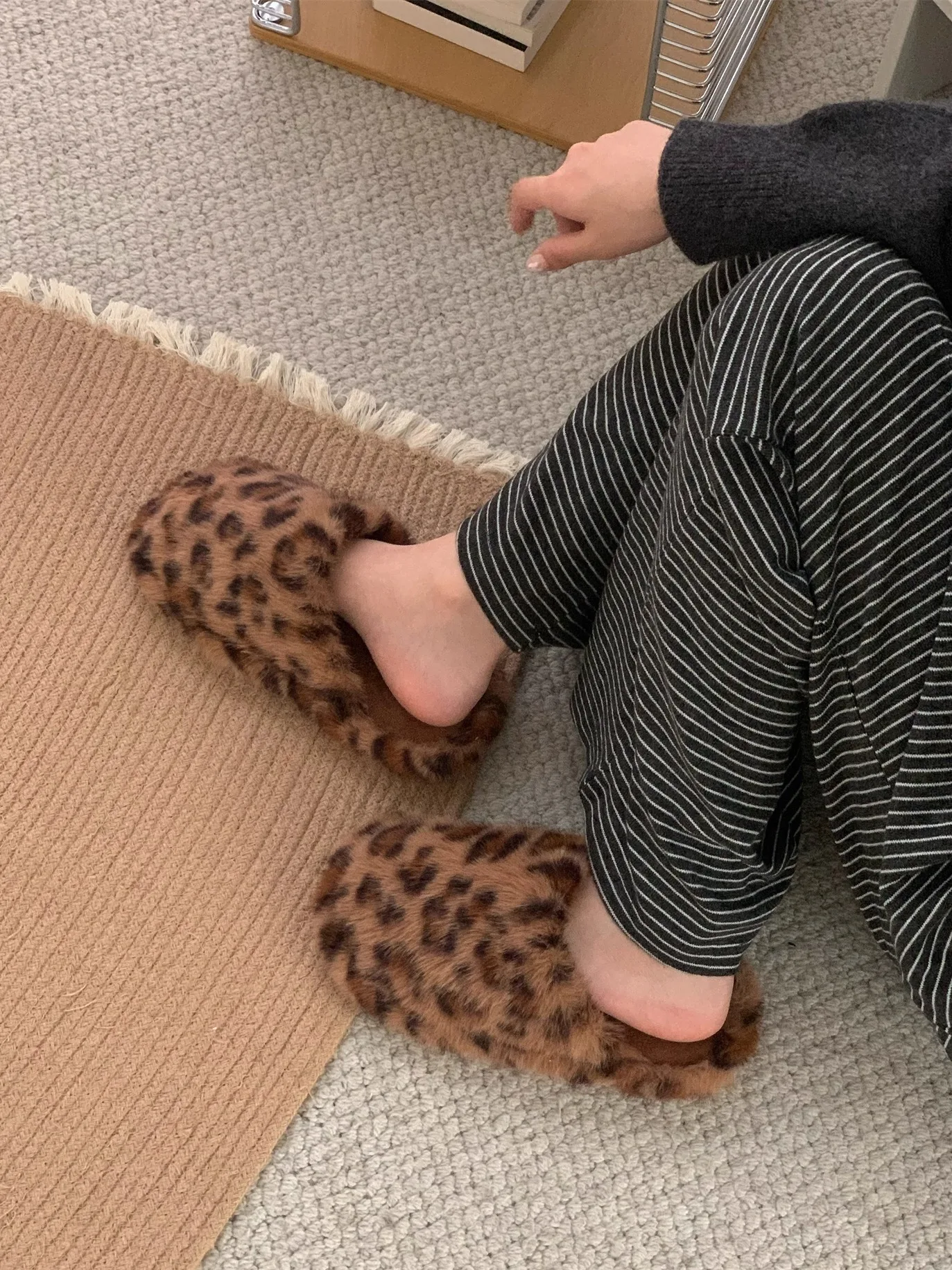 

Теплые женские домашние тапочки из хлопка с тонким леопардовым принтом в стиле INS, с мягкой бархатной поверхностью, нескользящие, для зимы