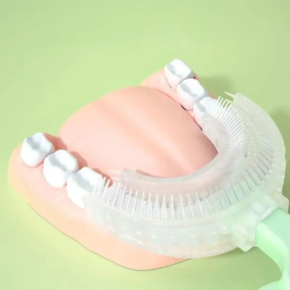 Spazzolino da denti a forma di U in morbido silicone per bambini: fronte-retro, custodia da viaggio inclusa, regalo perfetto per la festa dei bambini, igiene orale dei bambini
