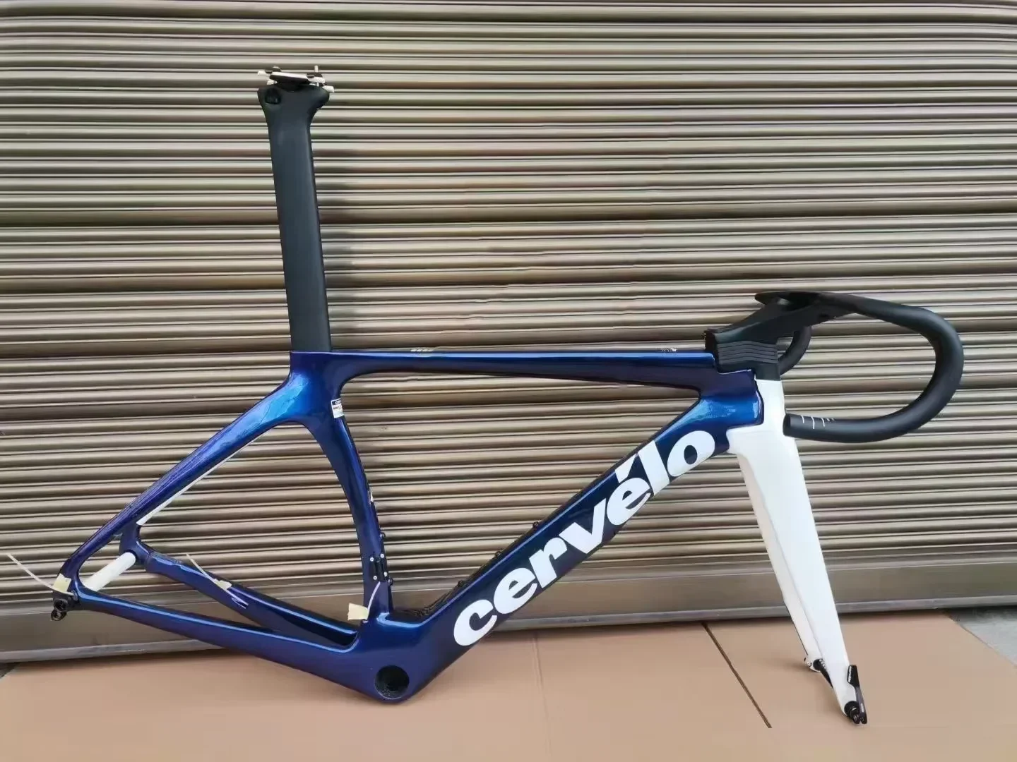 Cervelo s 5 carbon fiber road bike, windproof design, with Disc brake and Dongli T1000 axial version, available in custom colors