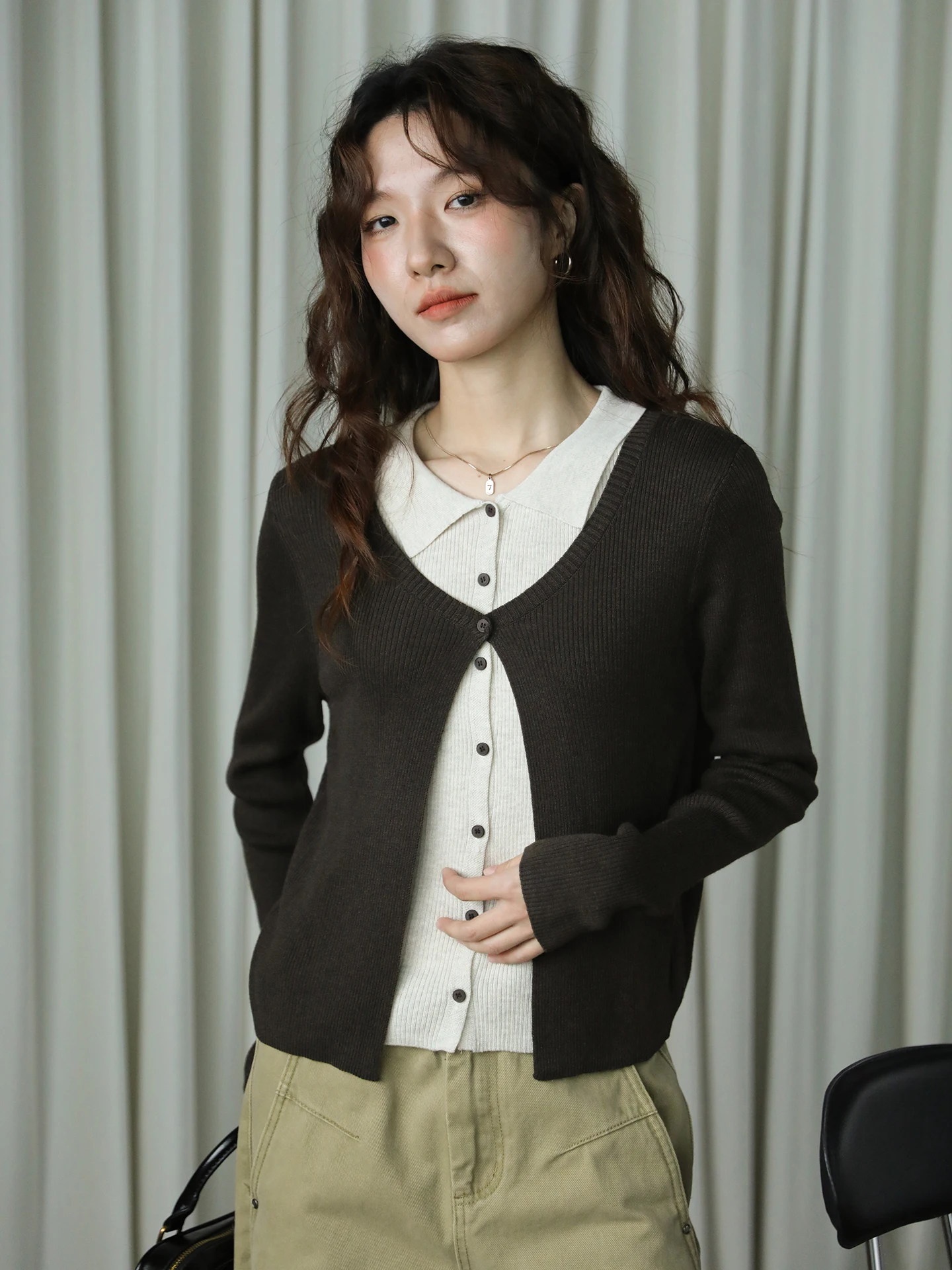 

Простой вязаный кардиган с длинными рукавами и пуговицами, приталенный, женский, весенне-осенний, с эффектом двухслойности, в стиле колор-блок