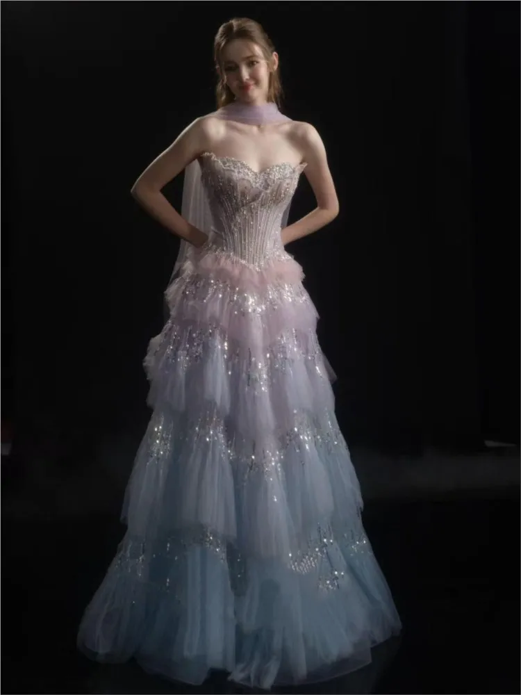 Abito da tostatura senza spalline lussuoso per banchetti da cerimonia da sogno in garza di lusso leggera e colorata