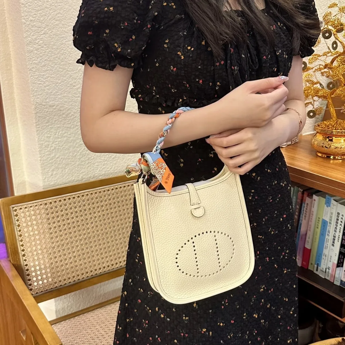 

High-end wax thread TC cowhide bag, messenger bag mini Evelyn women's bag, mini small bag, niche light luxury commuter bag