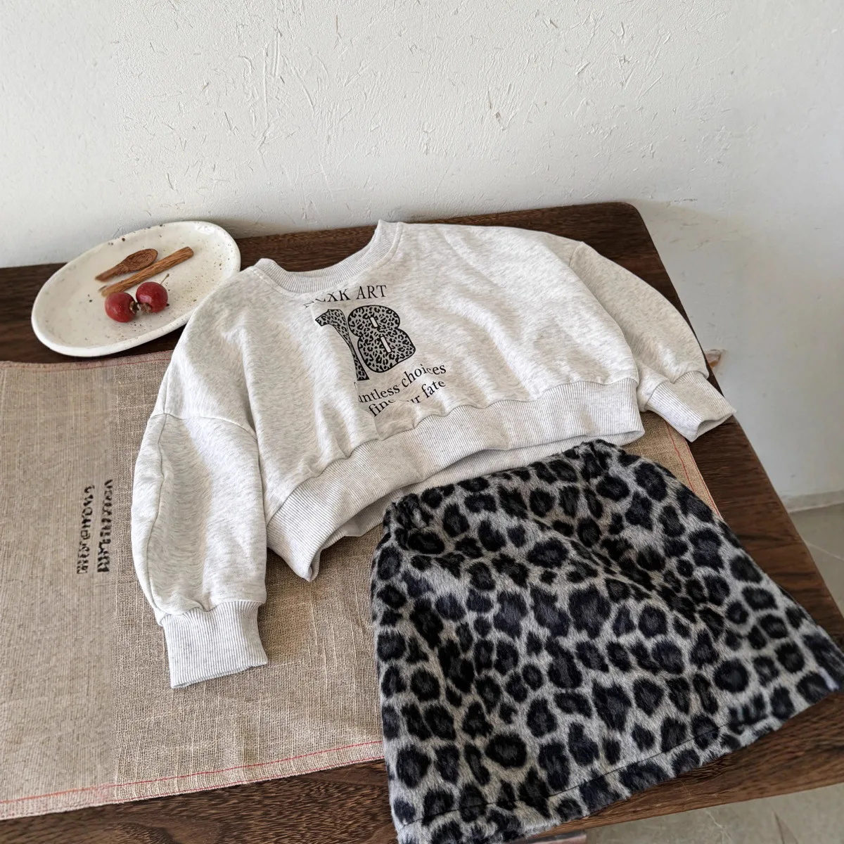 بلوزة قصيرة بأحرف ريترو للفتيات الصغيرات ملابس الفتيات الكورية ذات القلنسوة الرقمية الفضفاضة