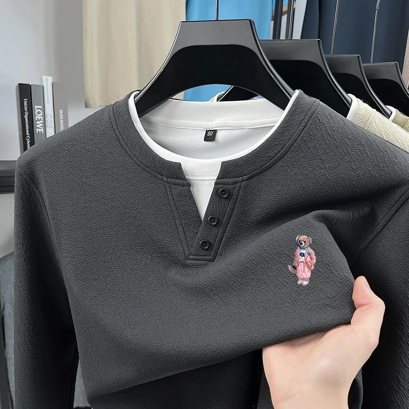 Herbstliche Herren-T-Shirts mit Rundhalsausschnitt und Fake-Two-Design, exquisit besticktes Langarm-Oberteil mit Rundhalsausschnitt, lässige Mode-Markenkleidung für Männer. – Detail 15