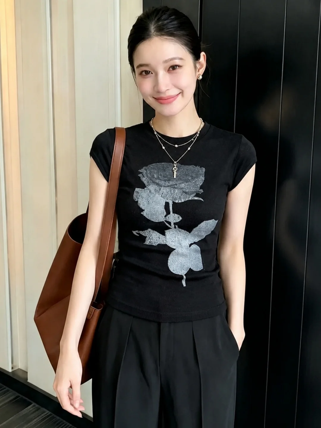 

Fashionable Rose Print Short Sleeve Slim Fit Women's T-Shirt Stylish Versatile Top Korean Style Summer 2026 Poetess Silk