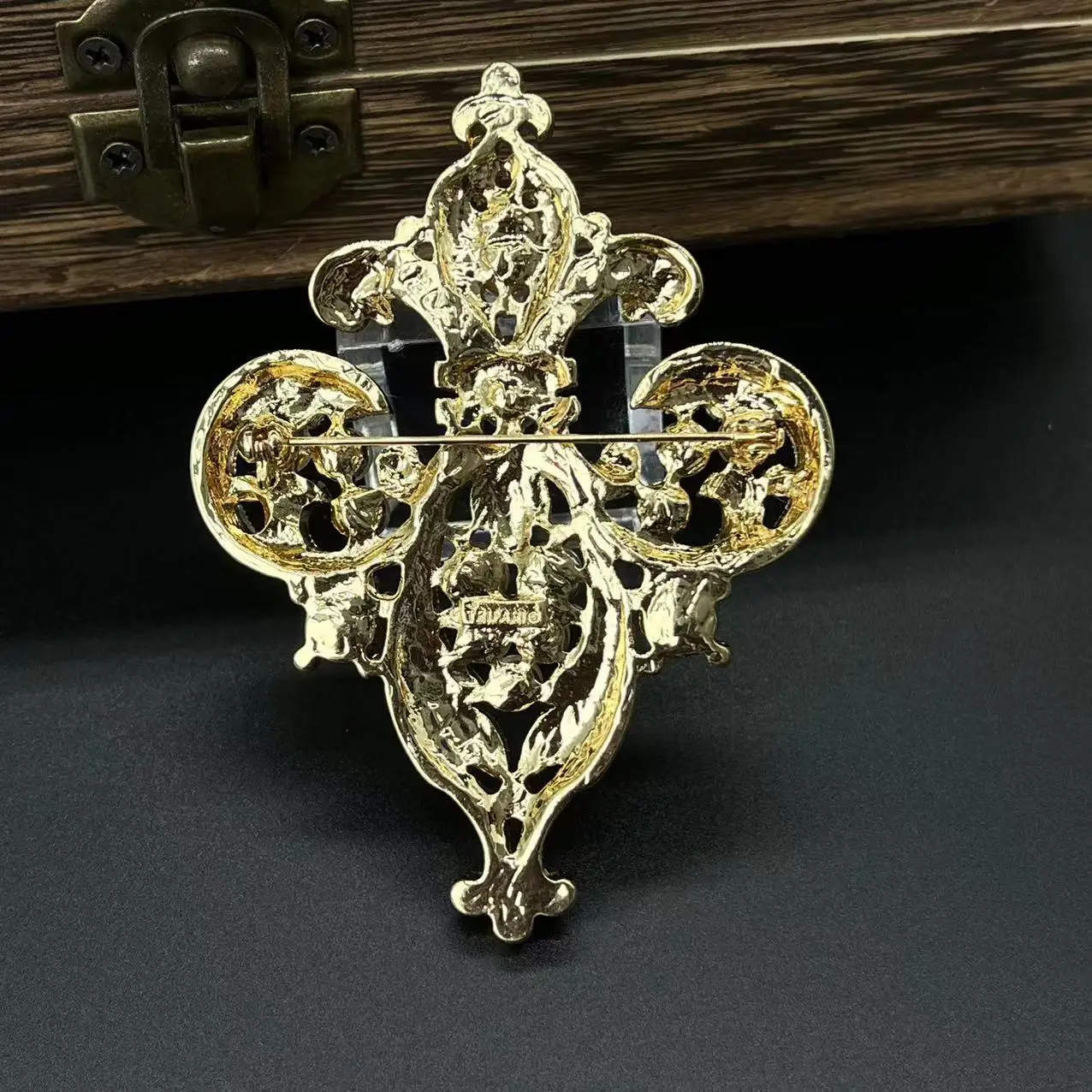 Vintage Iris Brooch European and American Baroque pearl Antique Flower Brooches Goldplated Jewelry For Women Accessories