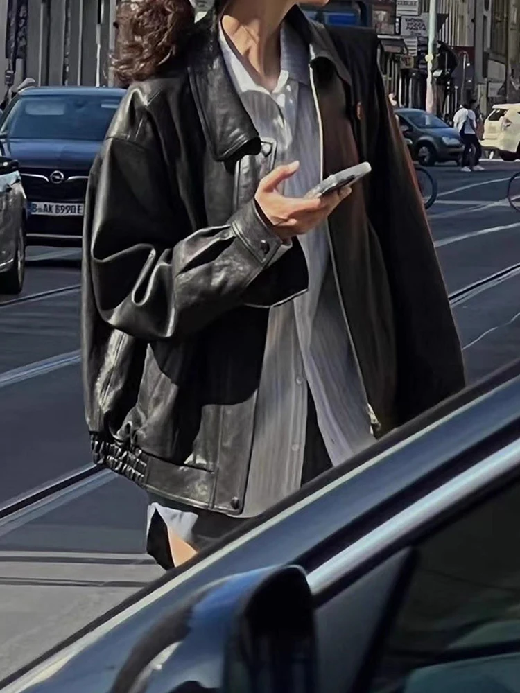 シックなヴィンテージ風ルーズフィット長袖PUレザージャケット、ジッパー付きモトジャケット、通勤スタイルのおしゃれなレディースアウター