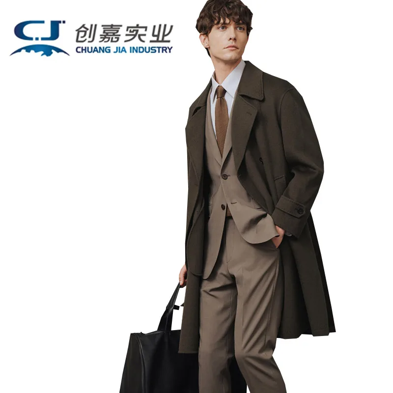 

Двустороннее мужское пальто из натуральной чистой шерсти с двубортным воротником и шерстяным лацканом. Удобный и теплый