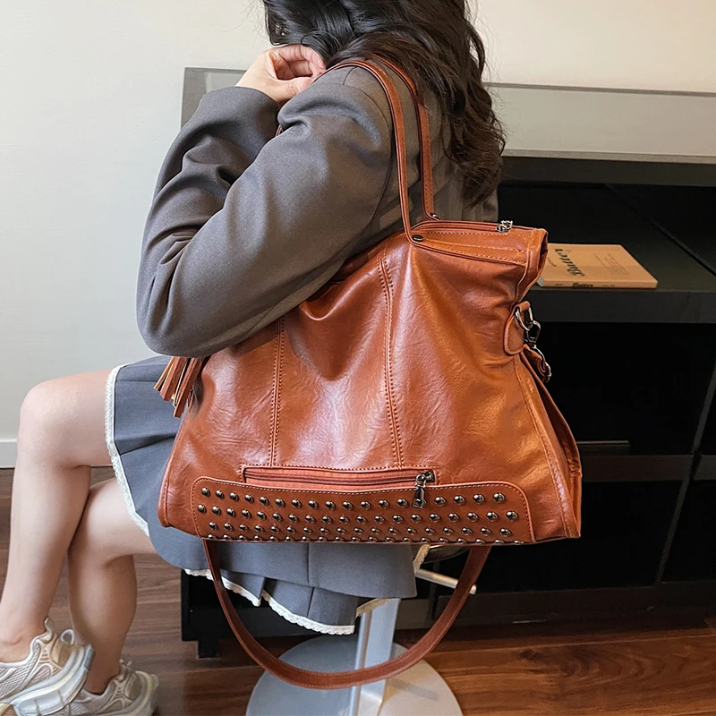 Damen-Handtasche mit Nieten- und Quastenverzierung, Weiche PU-Leder Schultertasche, Große Umhängetasche für den Alltag – Detail 8