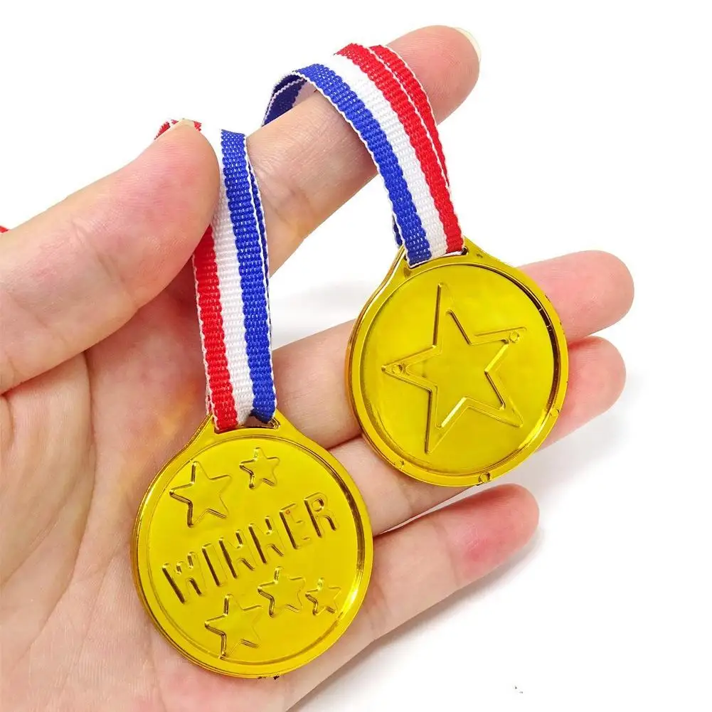 Fotografia 5: 10 medalhas de plástico douradas para crianças, com fitas vermelhas, brancas e azuis, para dia de esportes infantis, prêmios de competições escolares