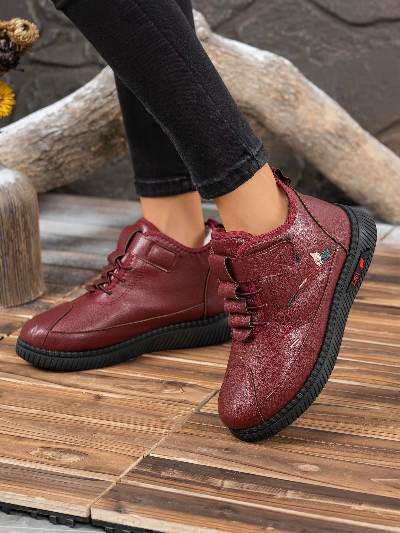 2026 Winter Damen Fleece-Gefütterte Leder-Stiefeletten Klettverschluss Stickerei Rutschfeste Weiche Gummisohle Warme Freizeitstiefel – Detail 5