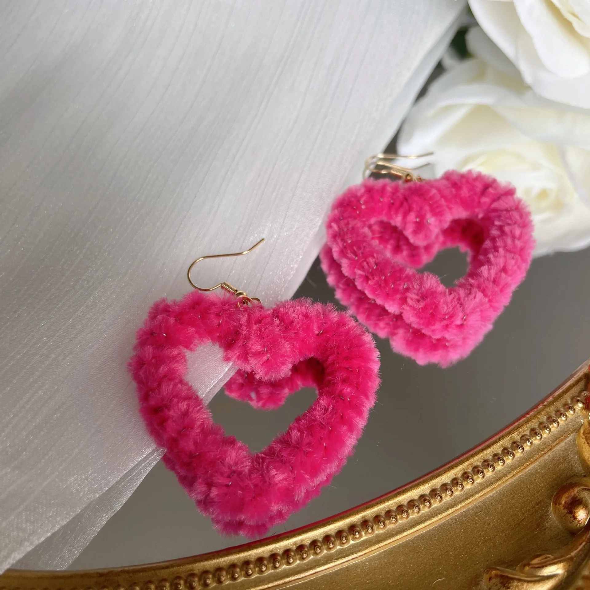 Pendientes de corazón grande de felpa Magenta Retro con borde cruzado, aretes divertidos y exagerados para otoño e invierno, 2 uds.