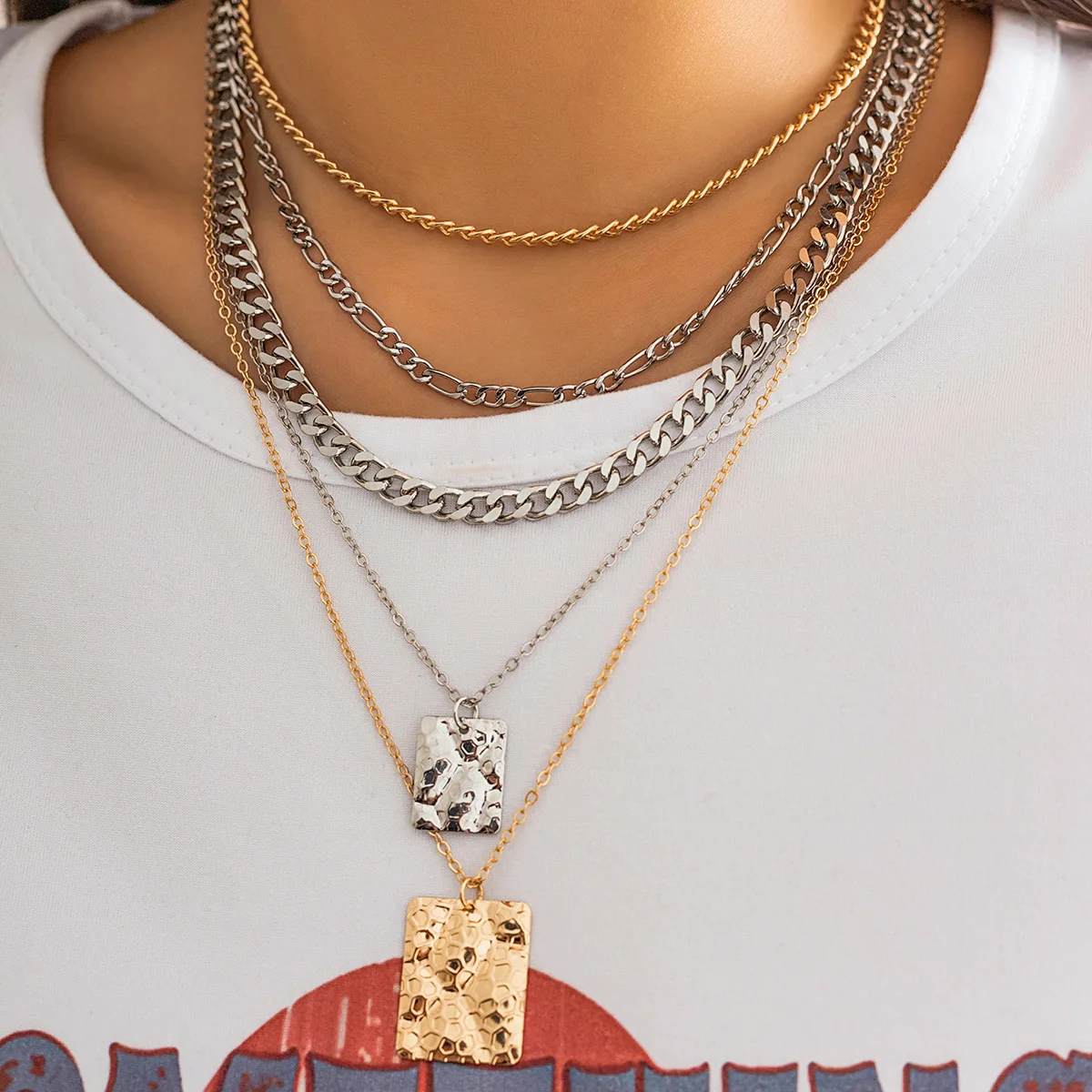 قلادة معدنية هندسية عصرية للنساء مع قلادات بنمط جلد الثعبان الأنيق والرائع، إكسسوارات مجوهرات عصرية عابرة للحدود