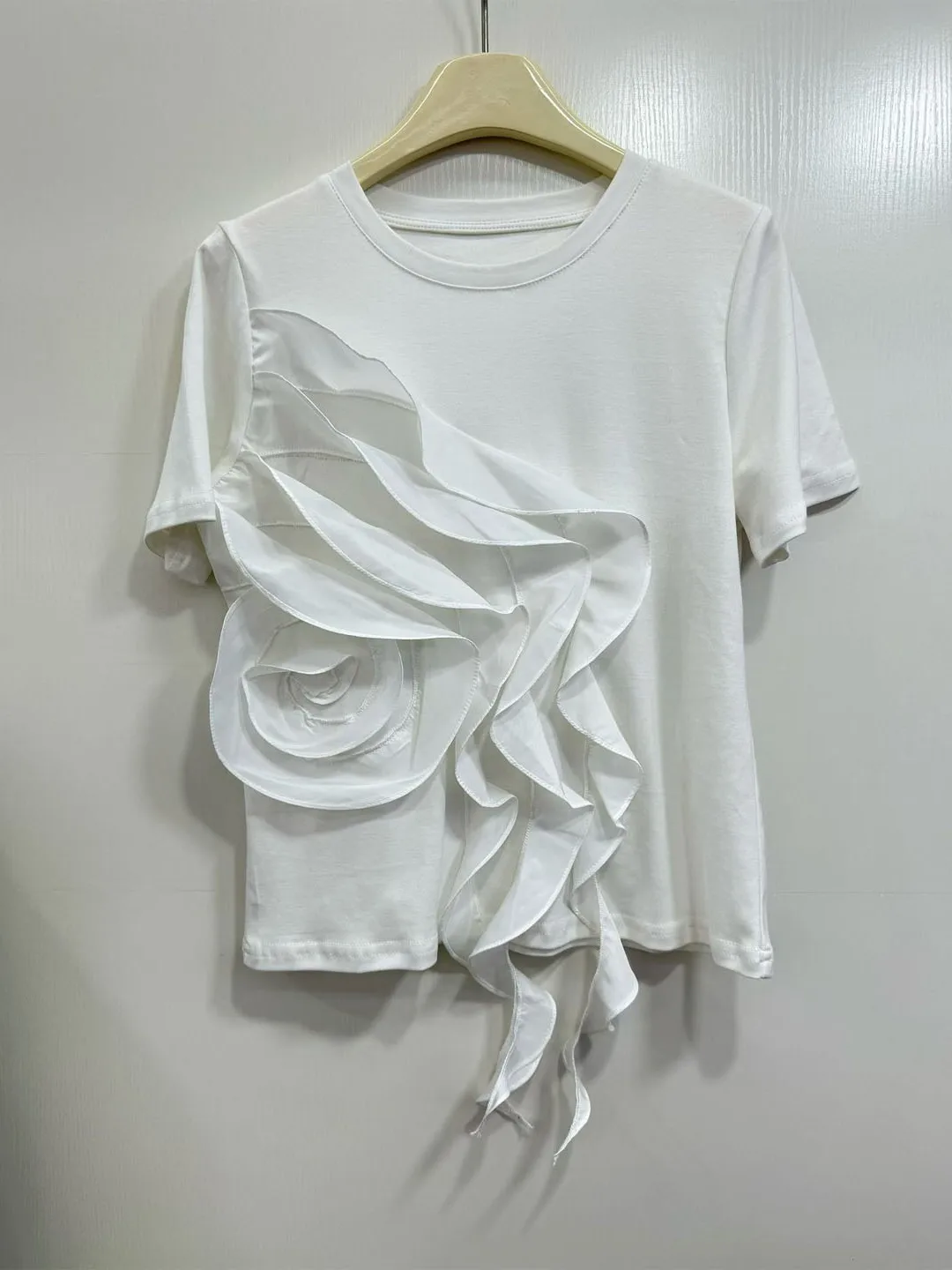 

Футболка в корейском стиле с круглым вырезом и прямым кроем, эластичная, с цветочным узором, летняя, модная, с эффектом похудения, с отделкой по низу, однотонная, топ