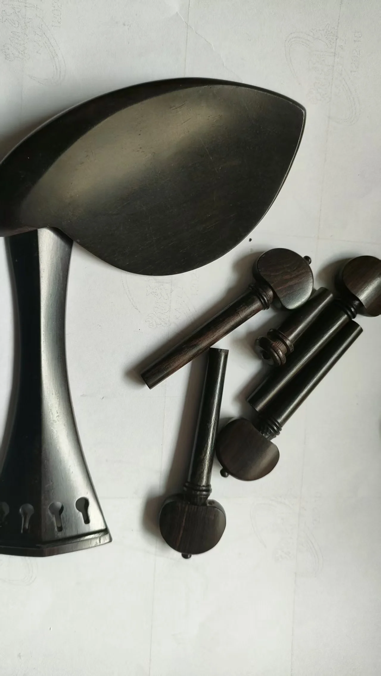 

1 Set Black Ebony Violin Fitting including the Tailpiece Pegs End Pin and Chin Rest 4/4 Uninstalled