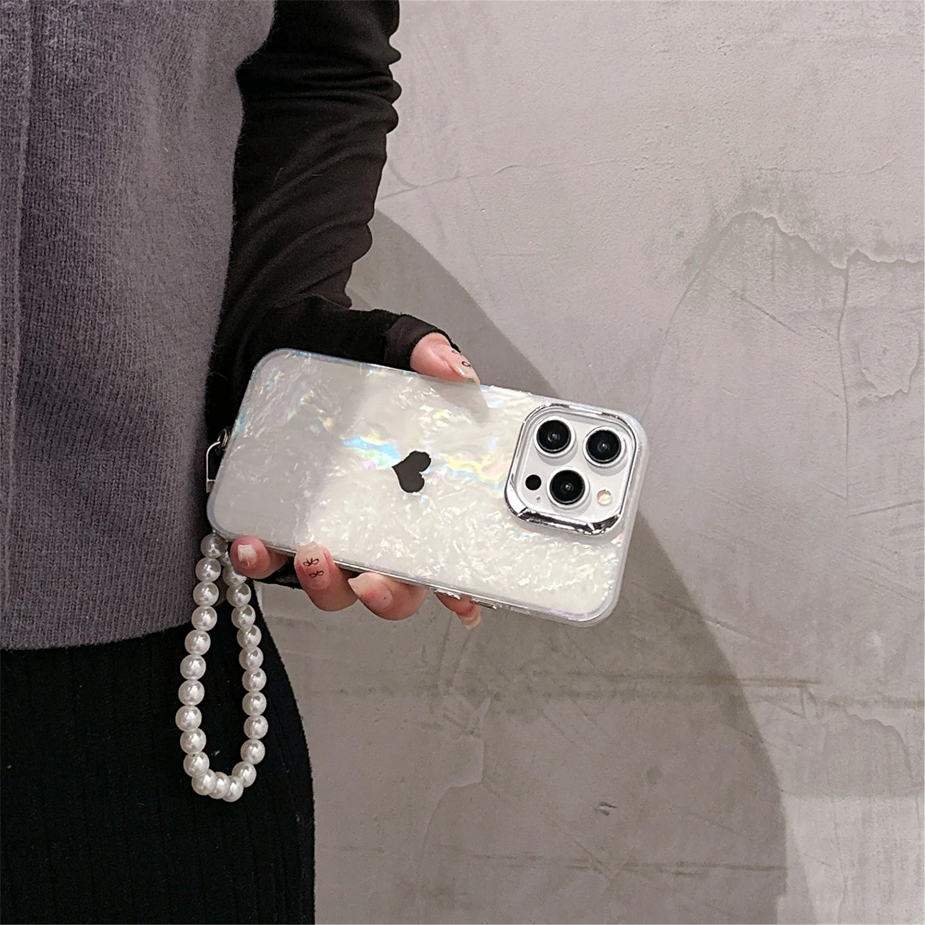 Korean Luxury Shell Pattern Love Pearl Bracelet Chain Case for iPhone 15 14 13 12 Pro Max Shockproof Back Cover For Girl Gift