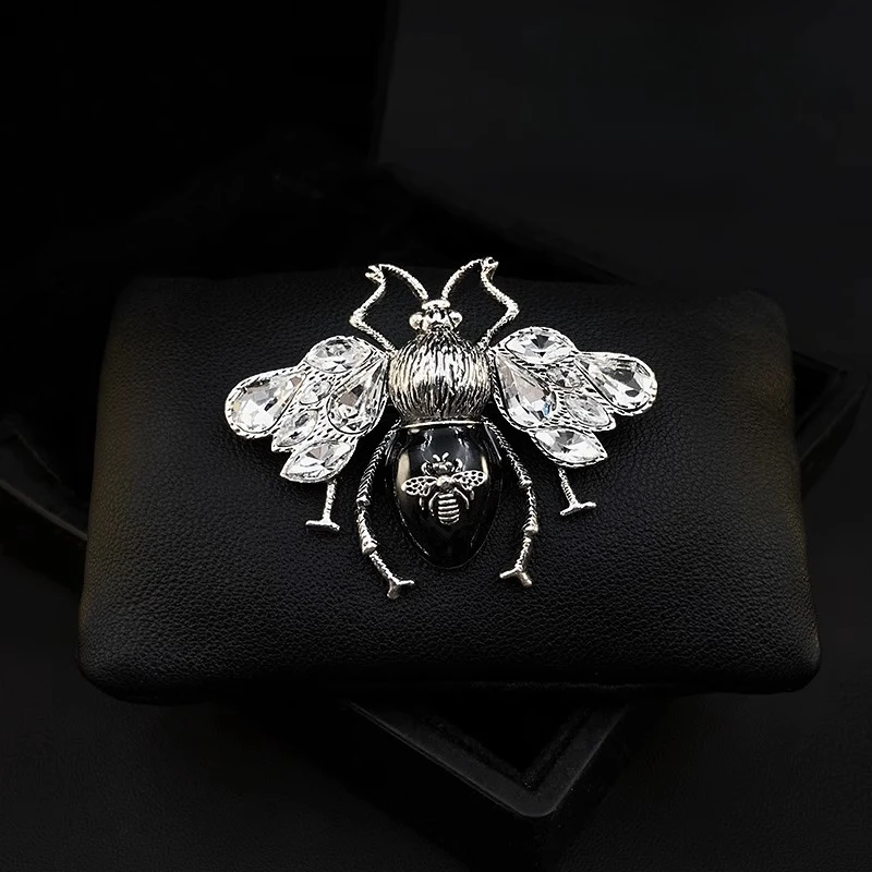 Crystal Bee Brooch for Men Women Retro Insect Lapel Pin Simple Suit Coat Fashion Sparkling Elegant Gift Clothing Accessory 3218