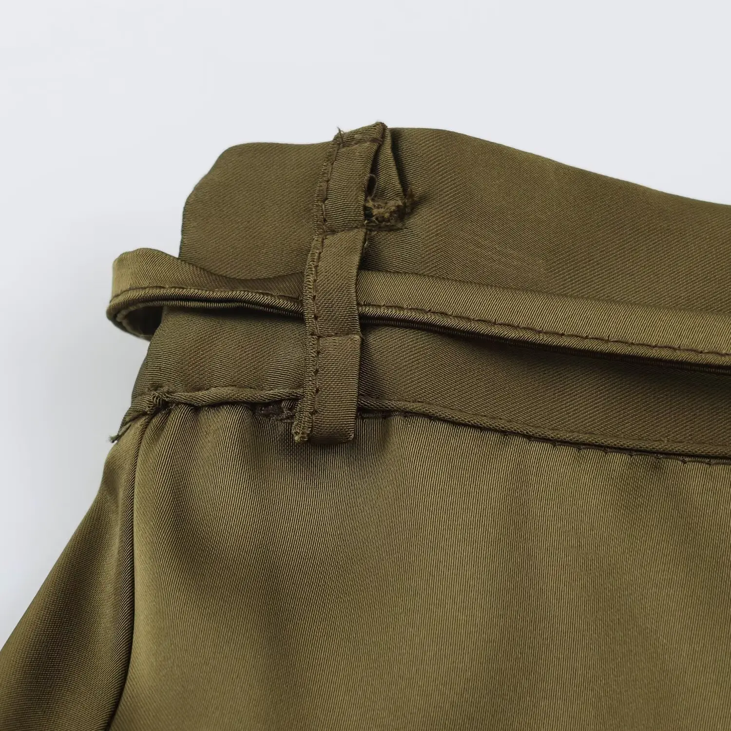 BSAY 2026 Neues Minimalistisches Satin-Zweiteiler-Set mit Drapierter Kragenpartie, Ärmellosem Oberteil mit Schulterknöpfen und Tailliertem Midi-Rock für Damen – Detail 14