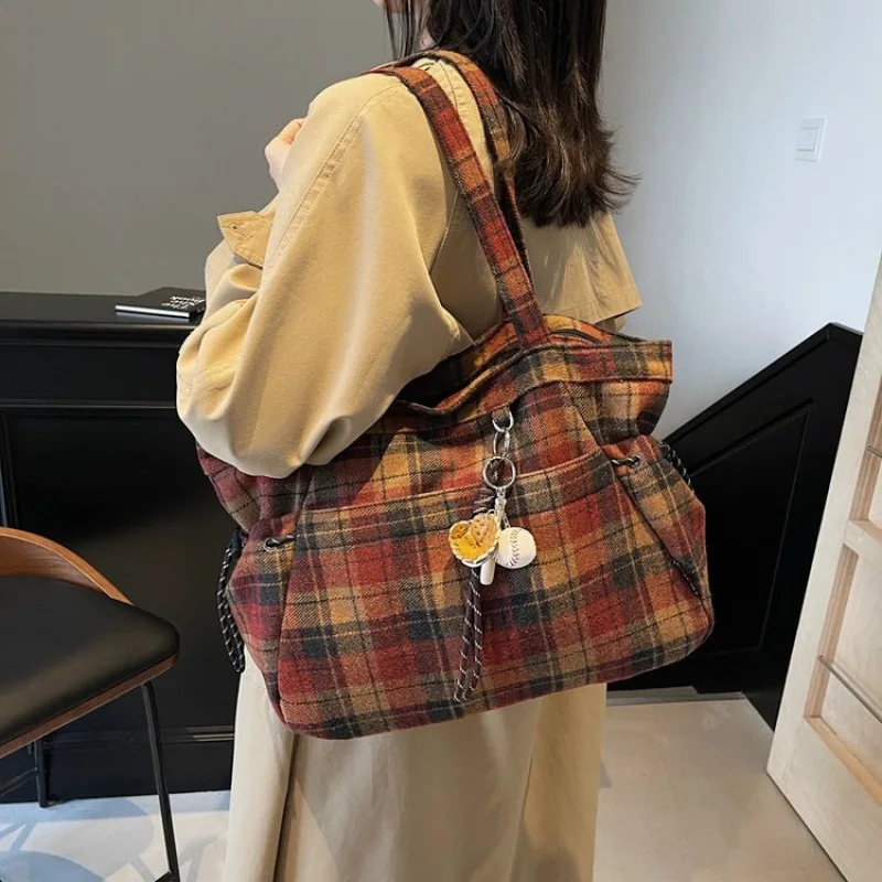 

Новая твидовая женская сумка-тоут 2025, большая вместительная клетчатая сумка на плечо, сумка в студенческом стиле, вместительная, винтажная и очень шикарная