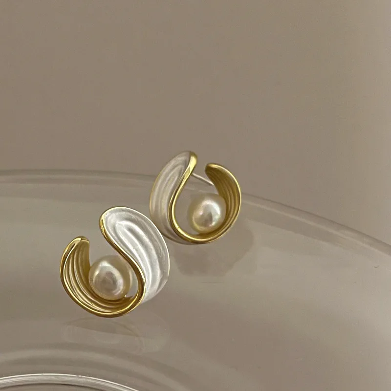 Pendientes irregulares de concha blanca y dorada para mujer, pendientes de perlas con personalidad única, joyería de fiesta, regalo de cumpleaños