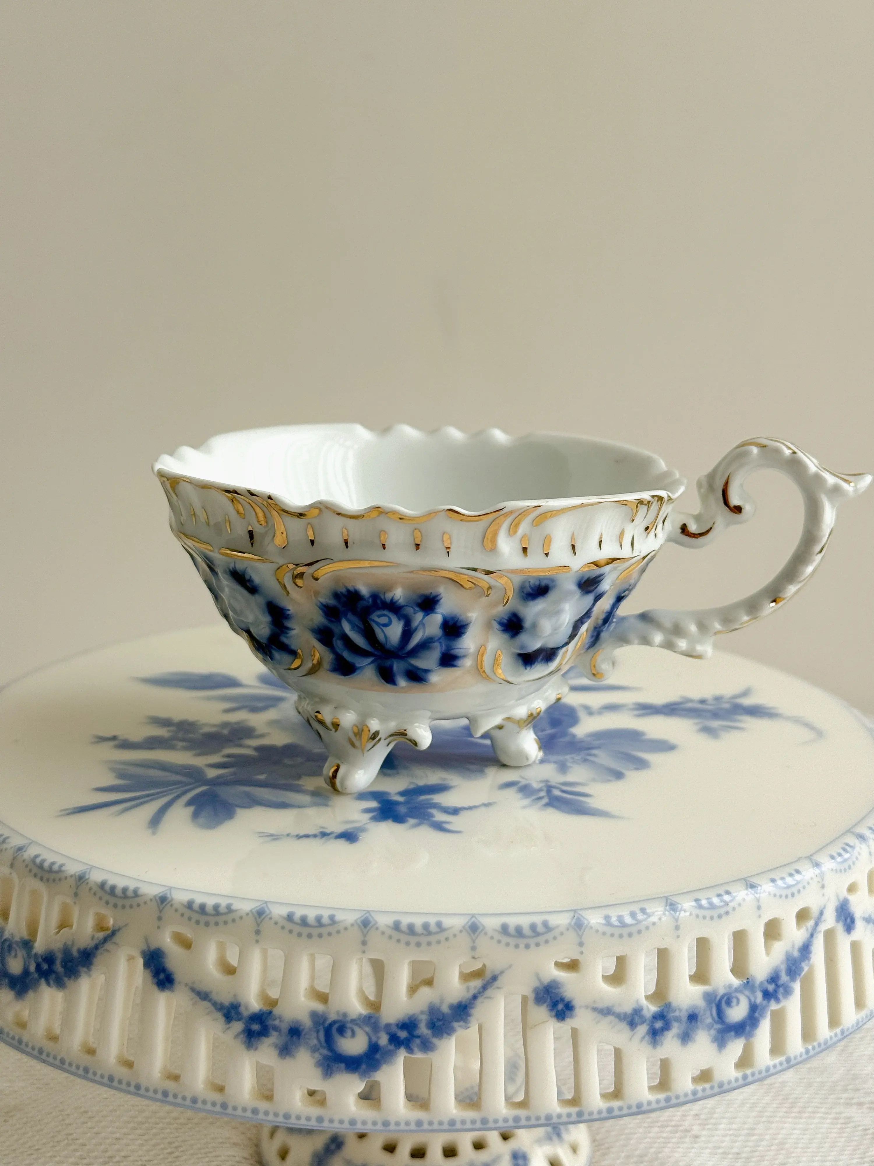 Earth Bird Pure Hand Painted Flower Relief Tripod Single Cup