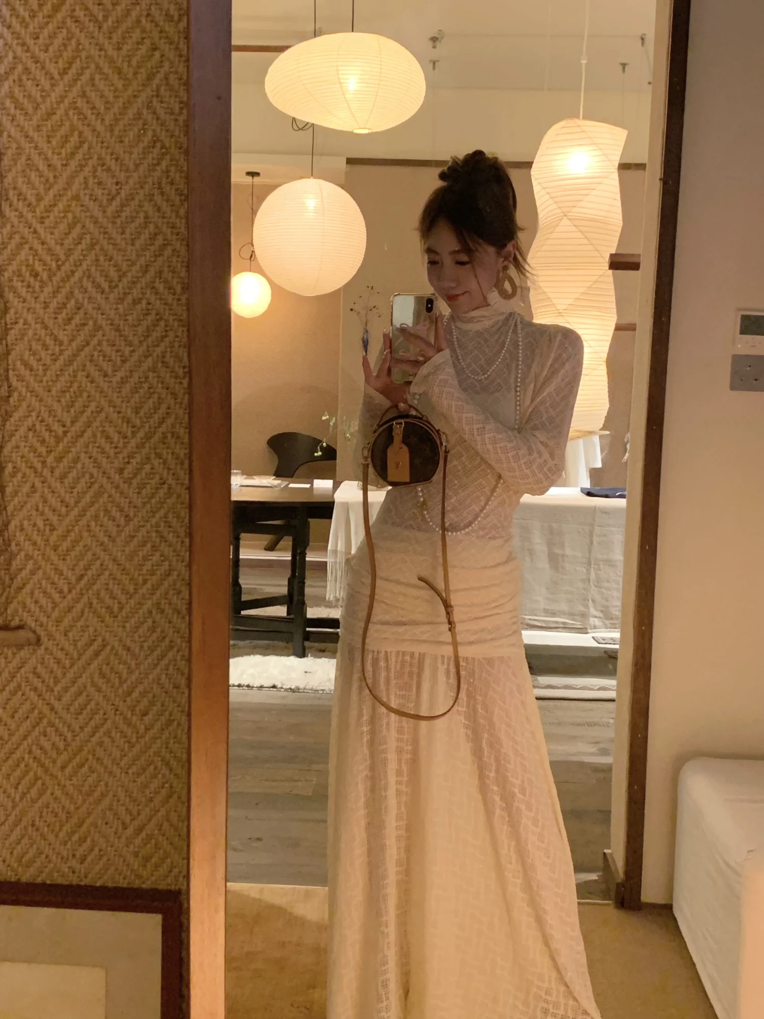 

Комплект из эластичной юбки с кружевной волнистой текстурой и дышащей хлопковой футболки с длинным рукавом и высоким воротником. Повседневный модный образ.