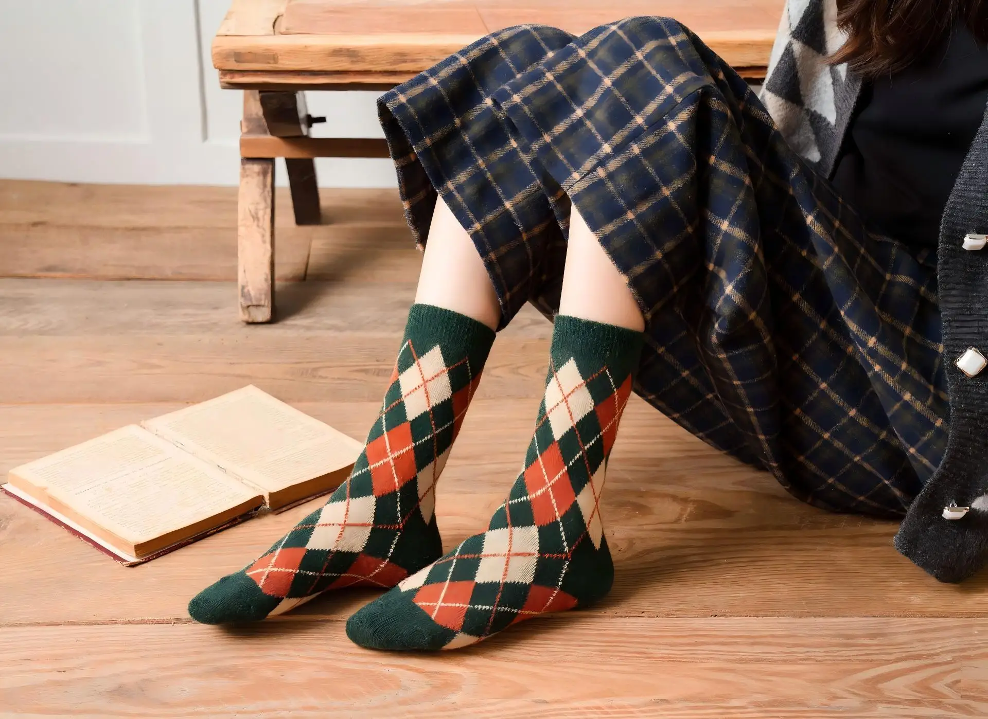 Retro-Socken mit Diamantmuster, die bis zur Mitte der Wade reichen, 5er-Pack, im britischen Stil mit farblich abgesetzten Mustern, strukturierte vertikale Streifen, geeignet für trendige Outfits, zum Tragen im Alltag oder als Geschenk für die Feiertage. – Detail 4