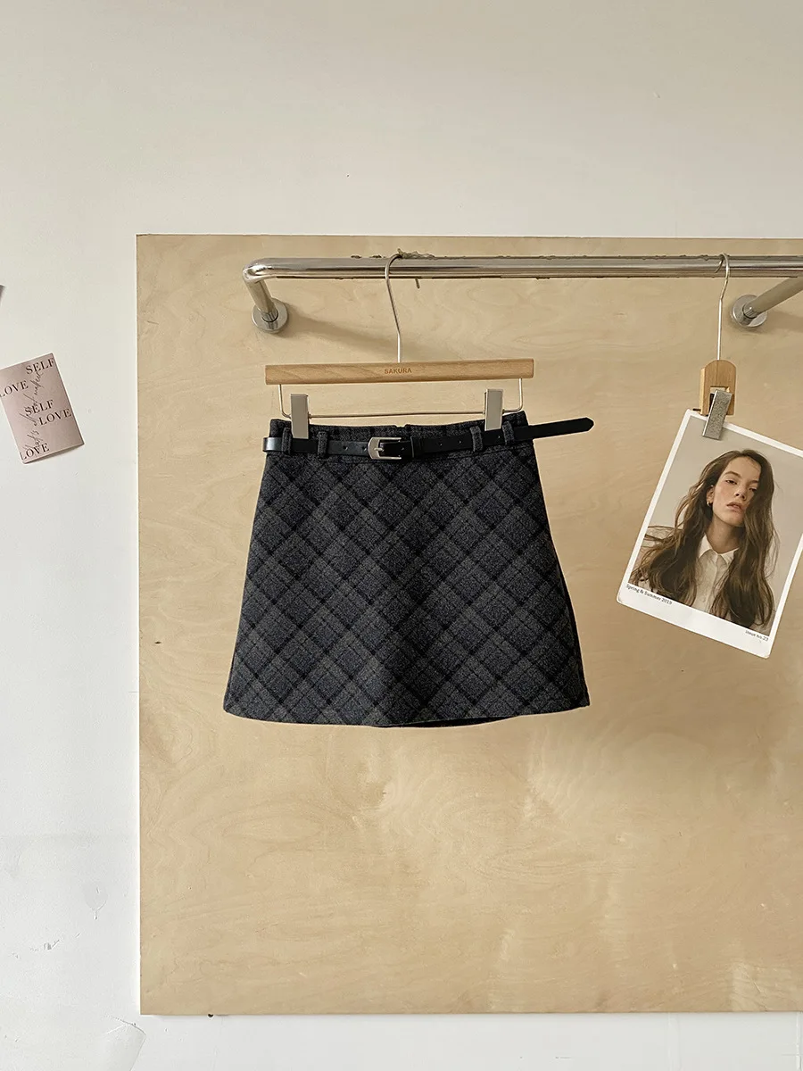 2025 autumn new versatile high waist slimming woolen skirt for women's autumn and winter fashion A-line hip hugging short skirt