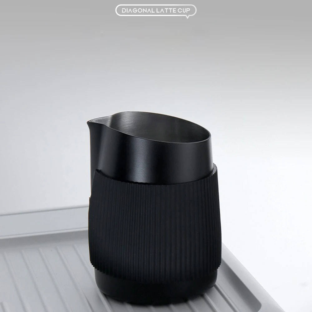 Taza de Acero Inoxidable de 480 ml para Café Latte Art con Boca Puntiaguda y Boca Angulada, con Escala y Protección Antiescaldaduras para Espumar Leche