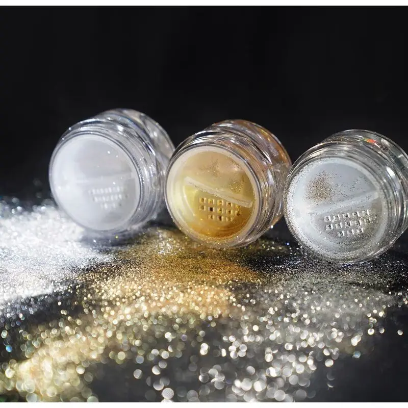 Ultra-bright Pink, Pearlescent Gold And Silver Makeup Brighten And Embellish The Shiny Eyeshadow