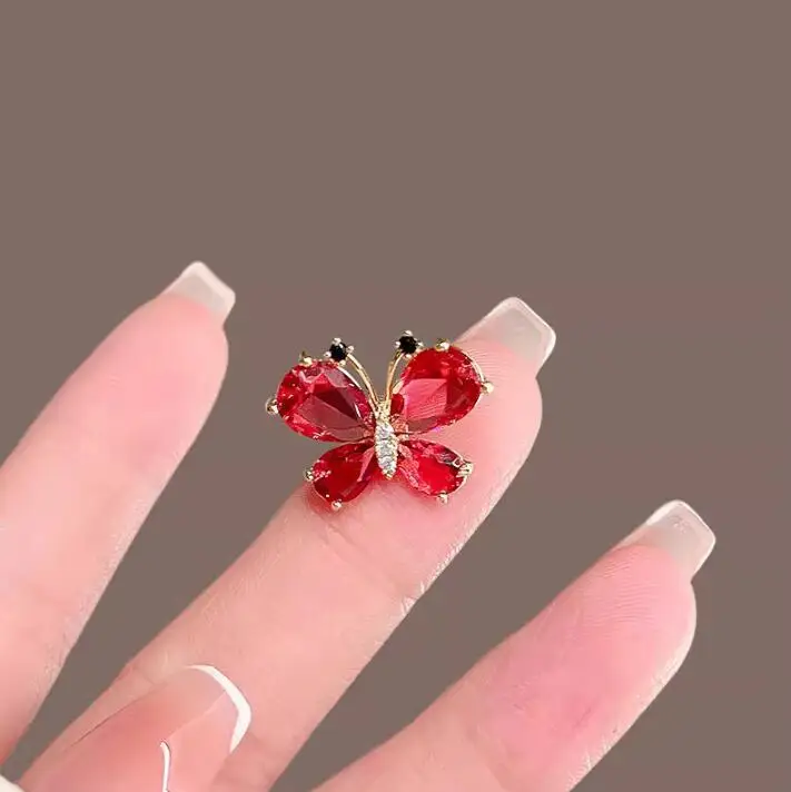 Lindo animal cristal mariposa roja broche pequeño, sentido del diseño femenino, pin de nicho, pin de cuello antideslumbrante, accesorio de traje