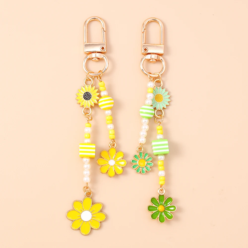 

Cute Enamel Daisy Flower Keychain Women Girls Pearls Key Ring Pendants for Handbag Decor DIY Key Chain Gifts