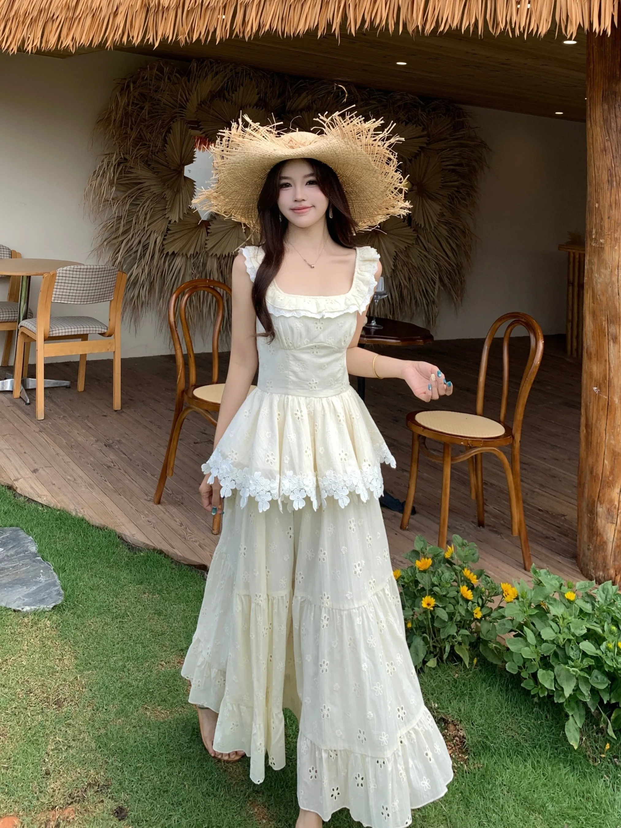 

Женский комплект больших размеров: топ с объемной вышивкой и рукавами-воланами, юбка А-силуэта с высокой талией. Новая летняя модная коллекция для офиса и повседневной носки.