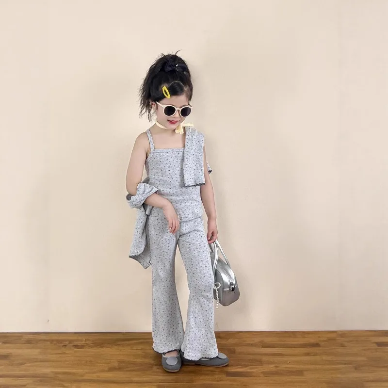 

Комплект для девочек, осень 2023, милый, милый, серый, с цветочным принтом, кардиган с цветными блоками, топ на тонких бретельках, брюки-клеш, комплект из трех предметов