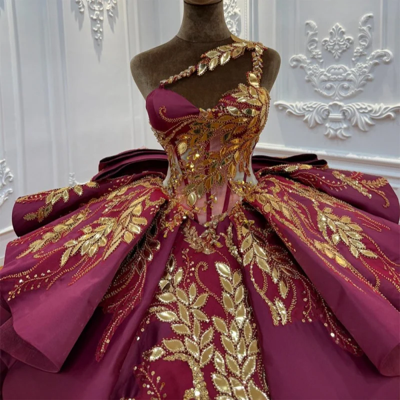 

Бордовое платье Quinceanera с открытыми плечами, золотистая кристаллическая наклейка, длинный хвост, бант, платья de 15, Quinceanera ﻿ Настроить