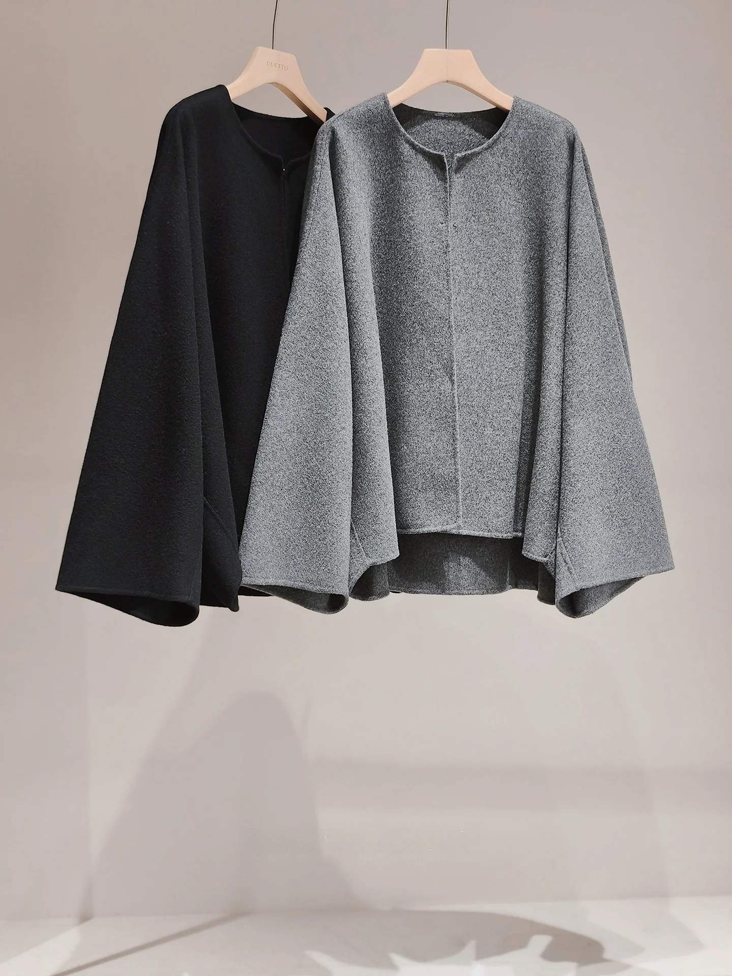 

Ультратонкий комплект из тонкой шерстяной ткани двойного плетения: твидовый жакет с рукавами «летучая мышь» и юбка с высокой талией