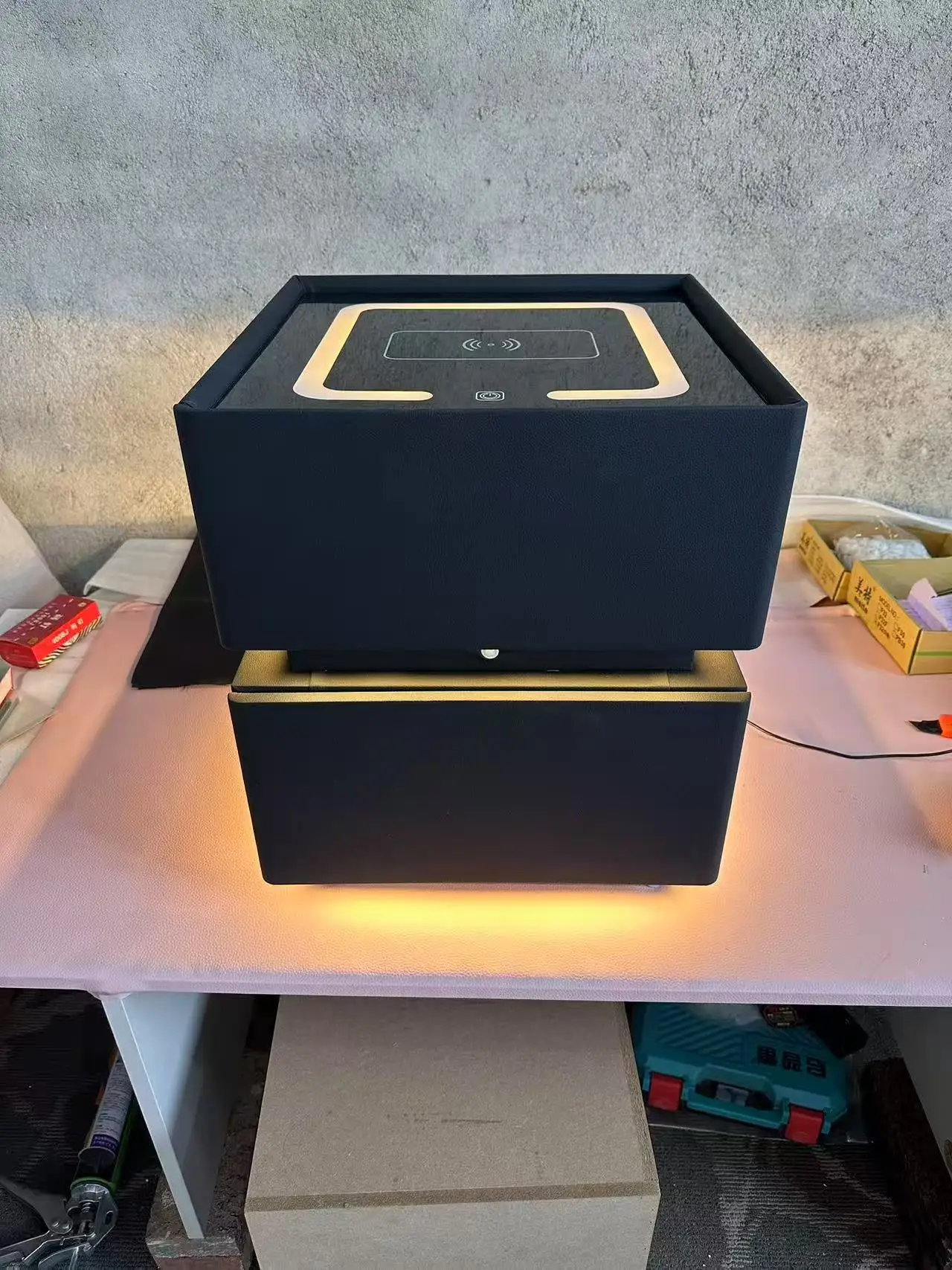 طاولة بجانب السرير ذكية حديثة مع قفل إلكتروني، وطاولة بجانب السرير LED مع قاعدة شحن، وحجرة مخفية #3