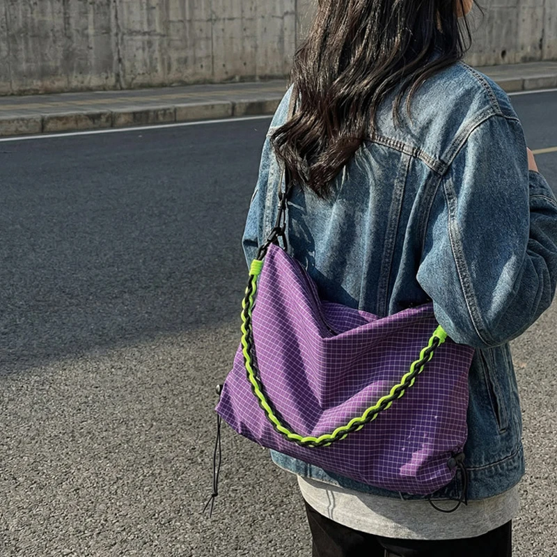 Lässige, karierte, wasserdichte Stoff-Umhängetasche, leichte Reisetasche für Damen, vielseitige Crossbody-Tasche – Detail 9