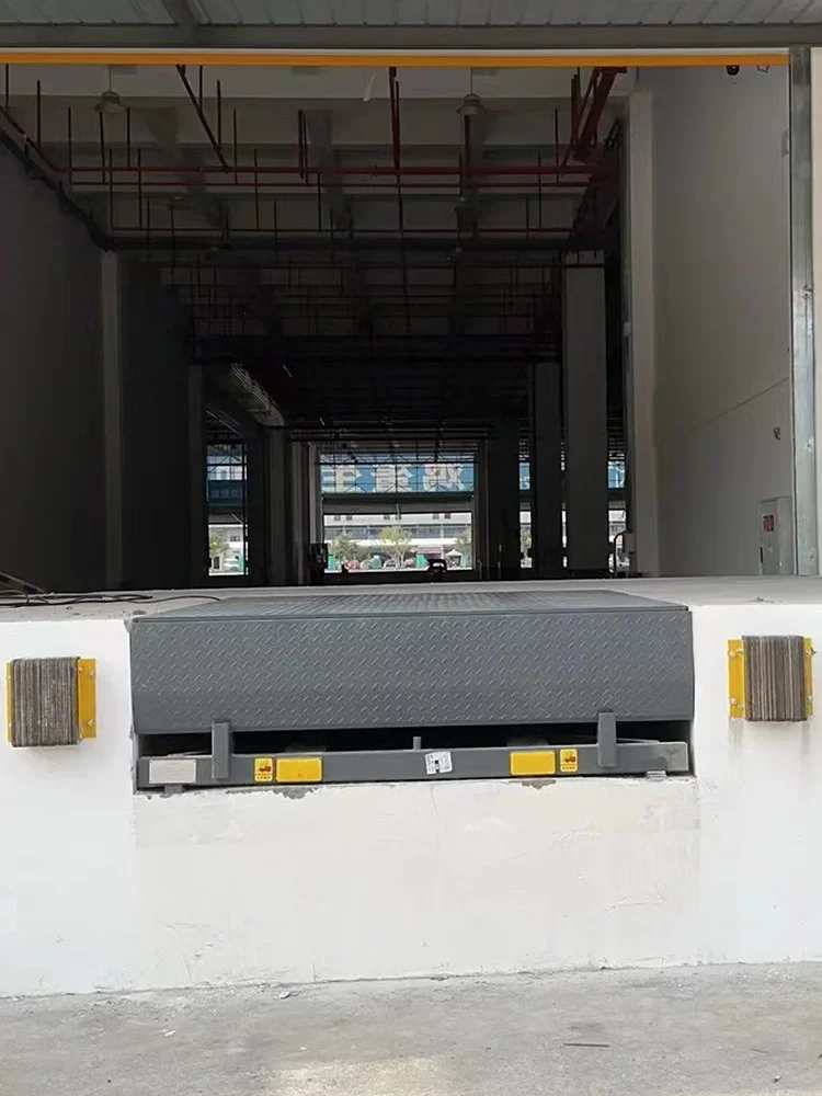 Fixed boarding , cargo across the bridge, hydraulic telescopic loading and unloading platform, lift