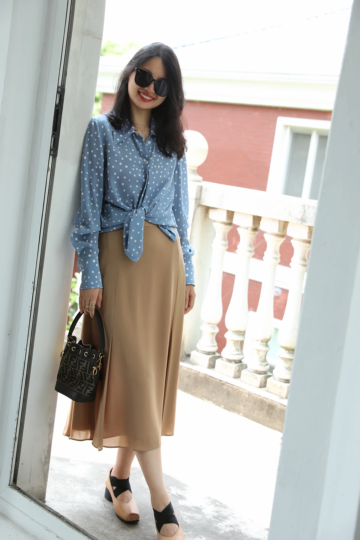 

Шелковая рубашка женская летняя тонкая с защитой от солнца, с принтом синих цветов, с воротником, с длинным рукавом, стандартной длины, однотонная, для повседневной носки