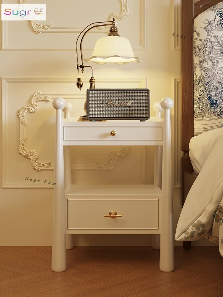 

Прикроватная тумбочка из цельного дерева во французском стиле ретро. Небольшая бытовая спальня. Легкая роскошная высококачественная средняя антикварная белая прикроватная тумбочка.