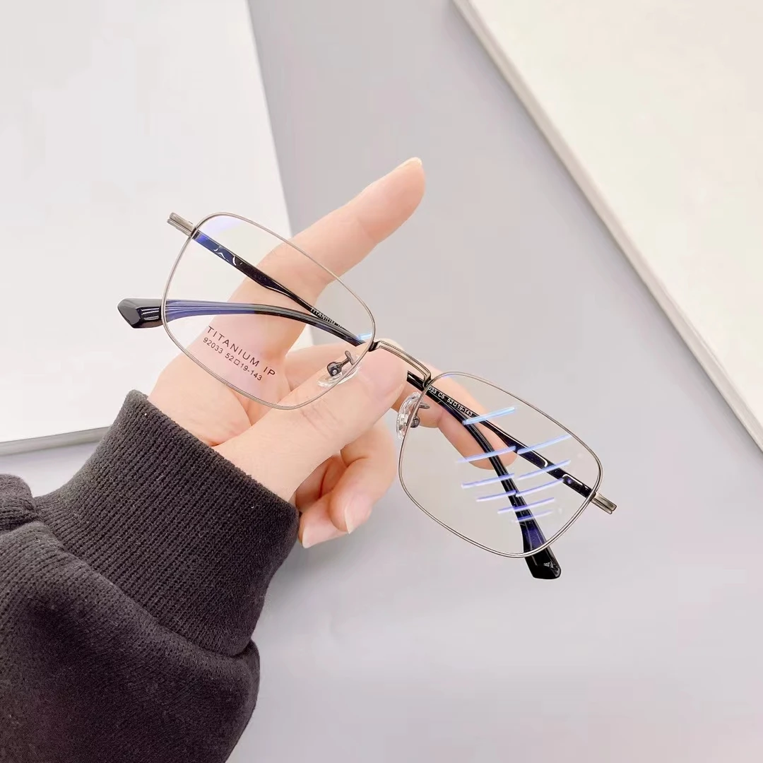 純チタンスクエアフレームメガネ抗青色光放射男性女性ファッショナブルな芸術的な近視メガネカスタマイズ可能な高度数処方