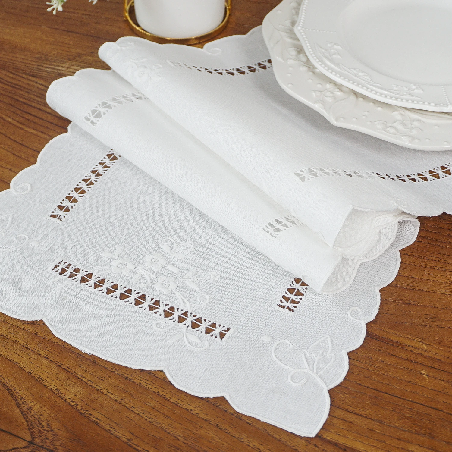 Handgefertigter, bestickter Leinen-Tischläufer im französischen Vintage-Stil mit hohlem Blumenmuster, gewelltem Rand, Tischdekoration für den Esstisch, Heimdekoration – Detail 2