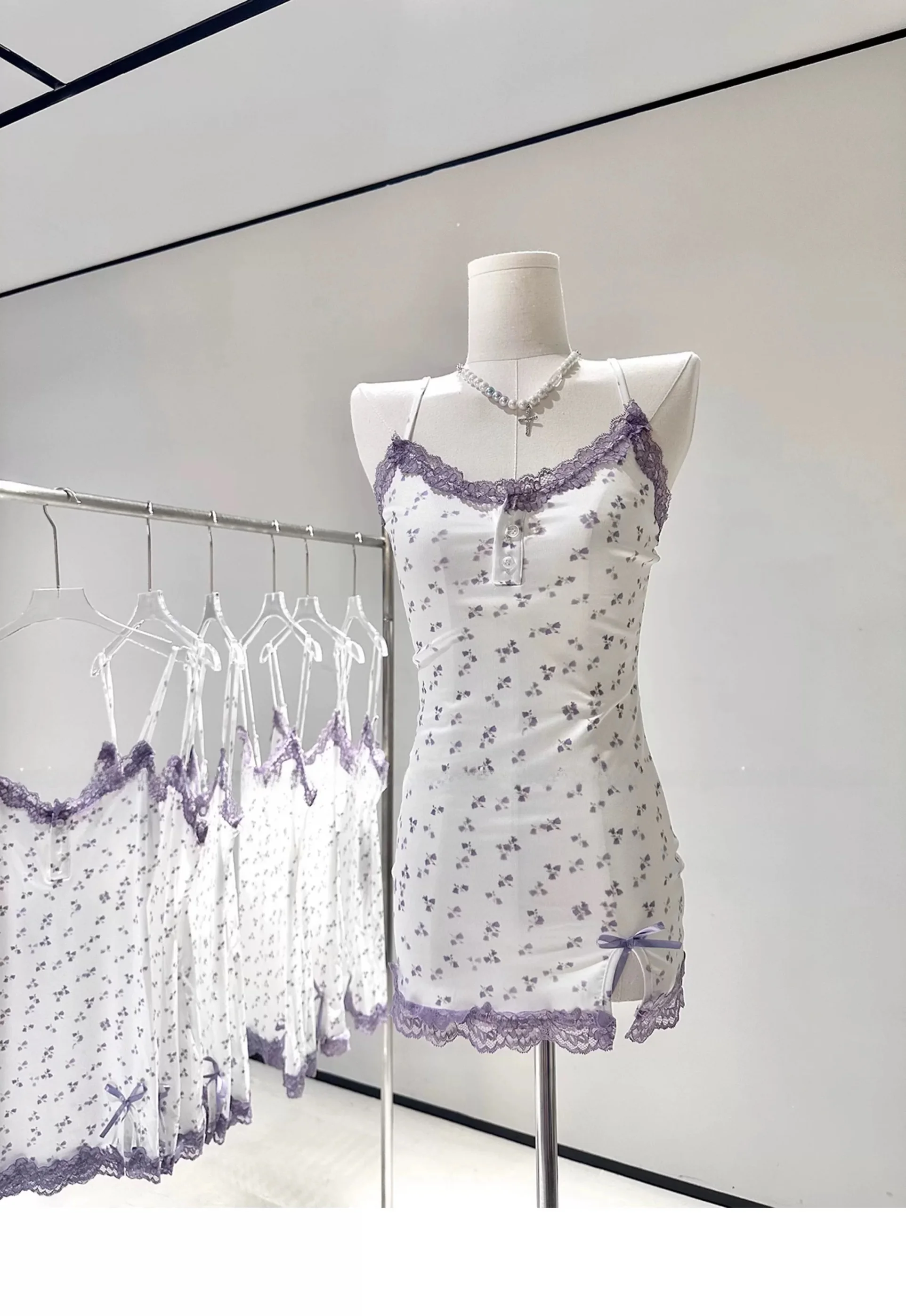 

Удобная фиолетовая ночная рубашка из модала с цветочным принтом и бретельками, облегающая ночная рубашка для молодых женщин, летний сезон, длина, V-Ne, молния