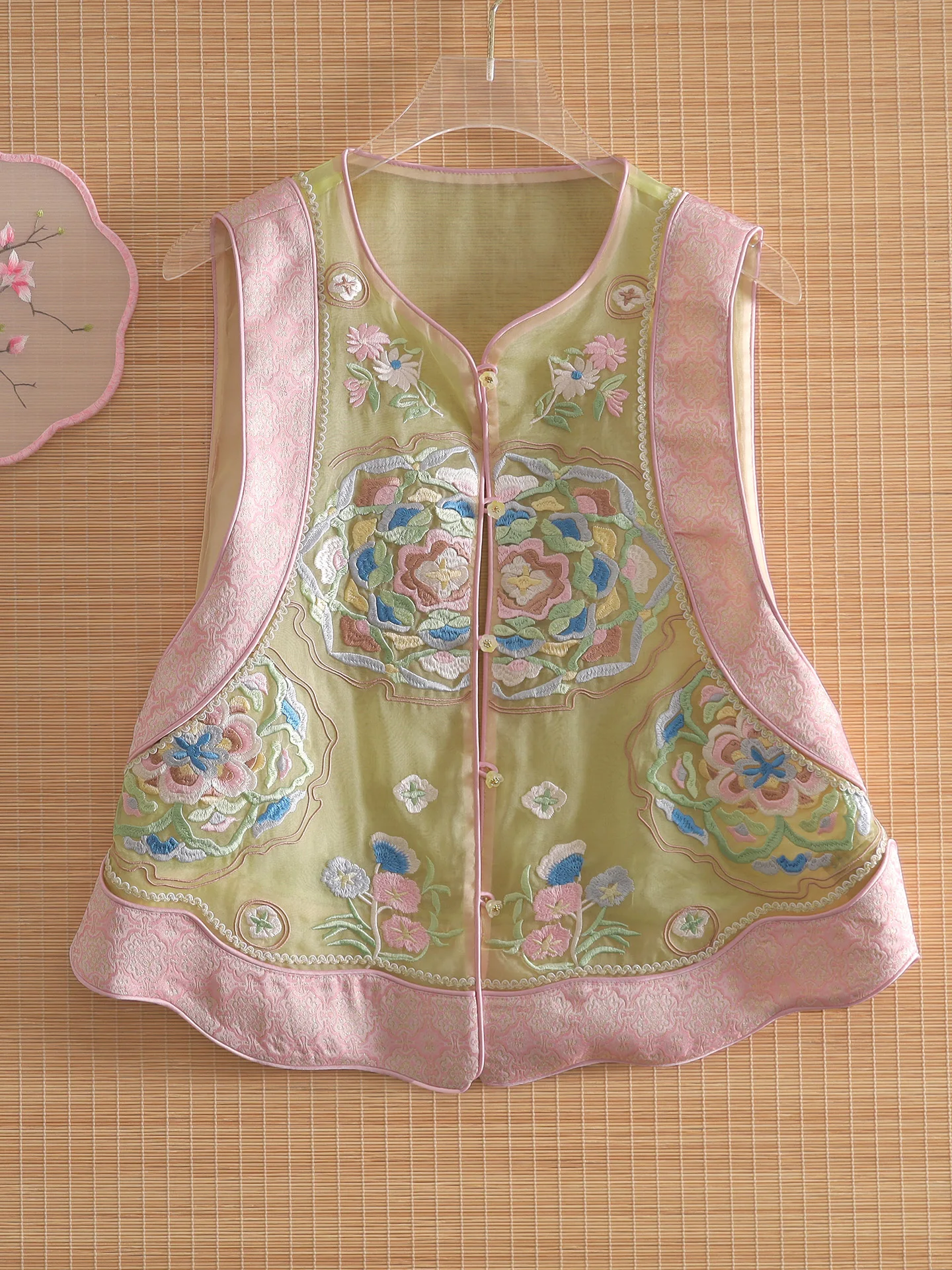 Elegant Chinese Style Silk Elegance Vest 2026 High End Embroidered Heavy Work Color Block Ogees Breathable Sleeveless Top