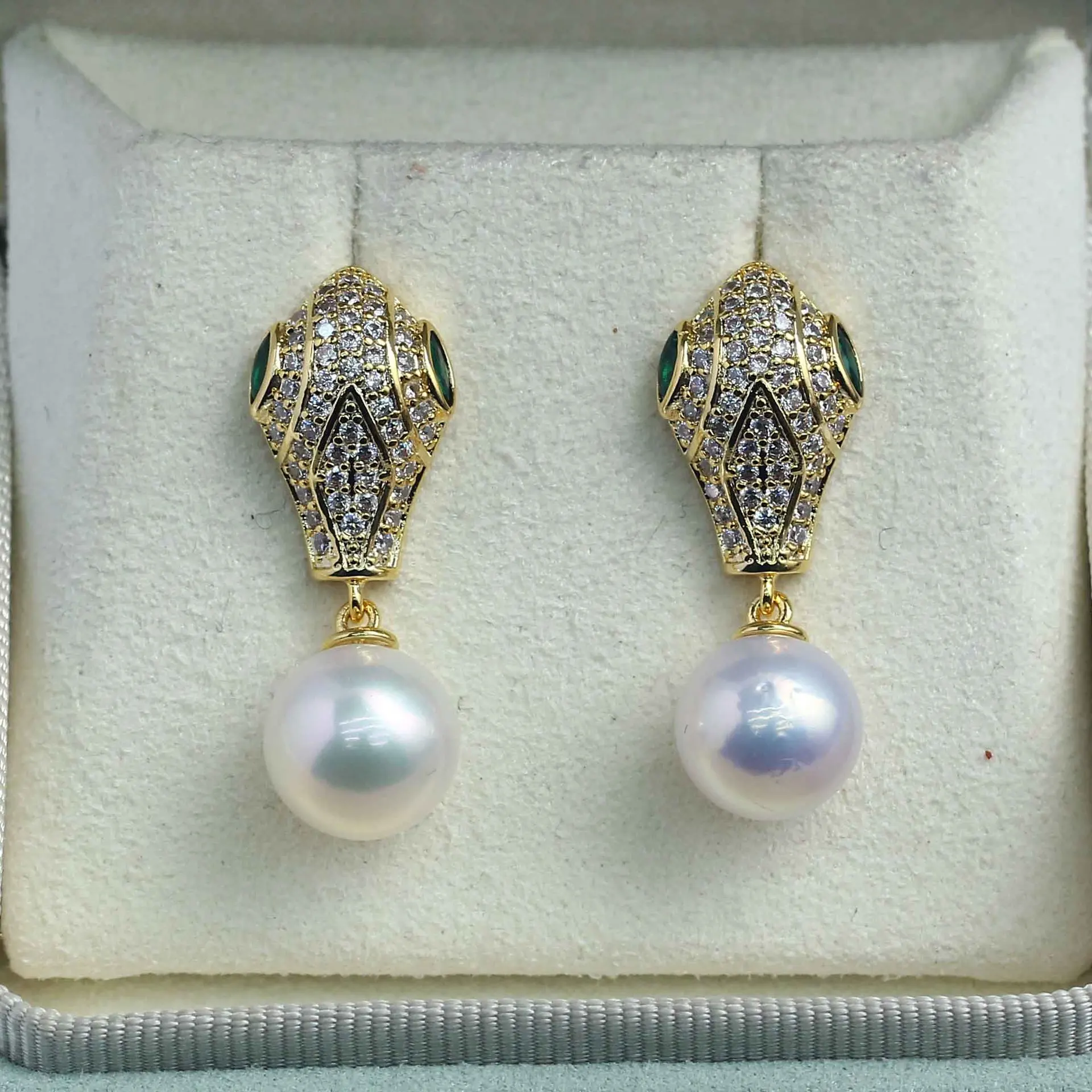 E116 Gold Plated Copper Serpen - Pearl Stud Earrings recension och pris