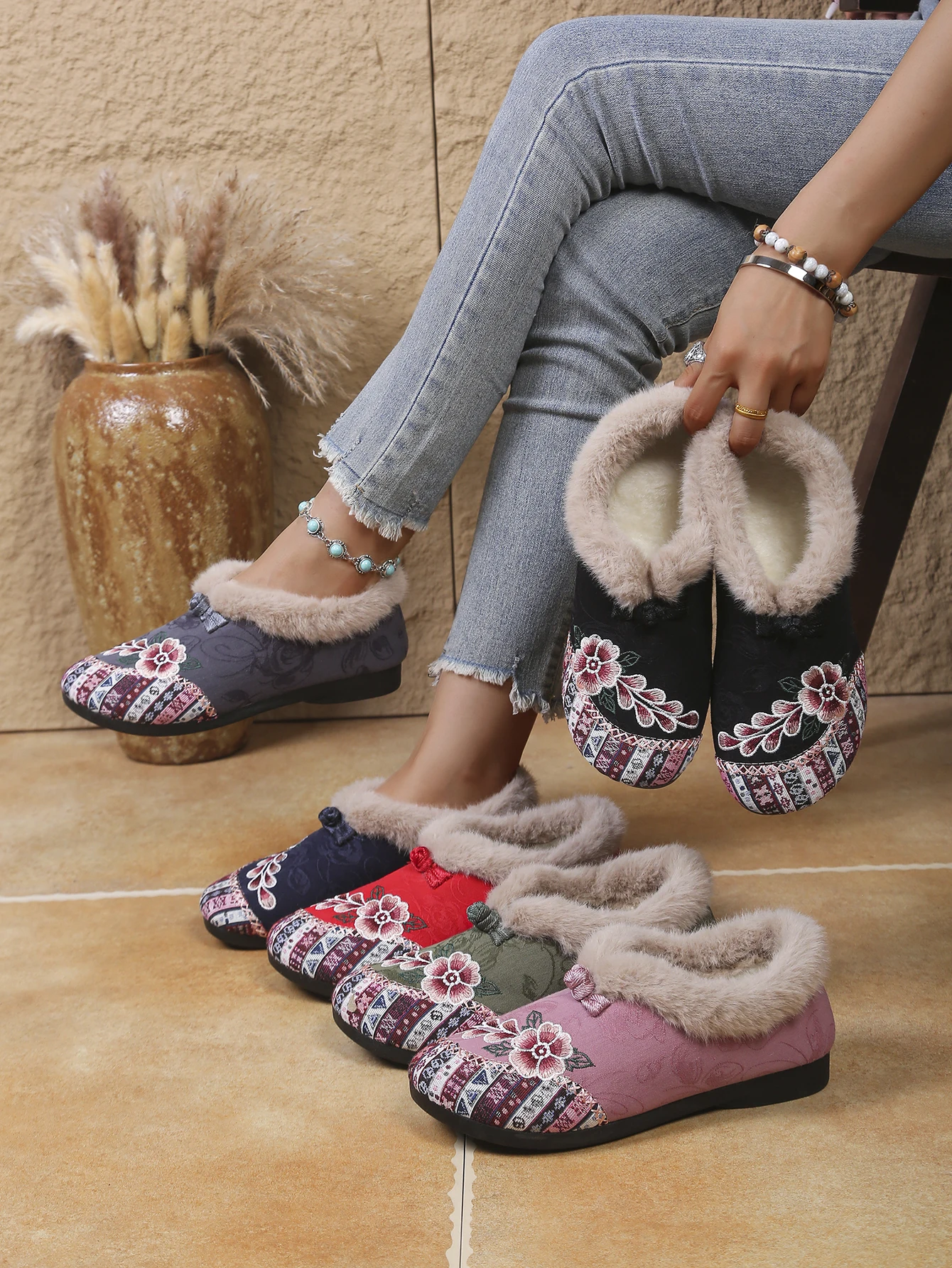 Damen Winterstiefeletten im chinesischen Stil, bestickt, aus Baumwolle, mit flauschigem Kragen, Fleece-gefüttert, zum Hineinschlüpfen, flach, rutschfest, warm, ethnische Freizeitschuhe – Detail 1